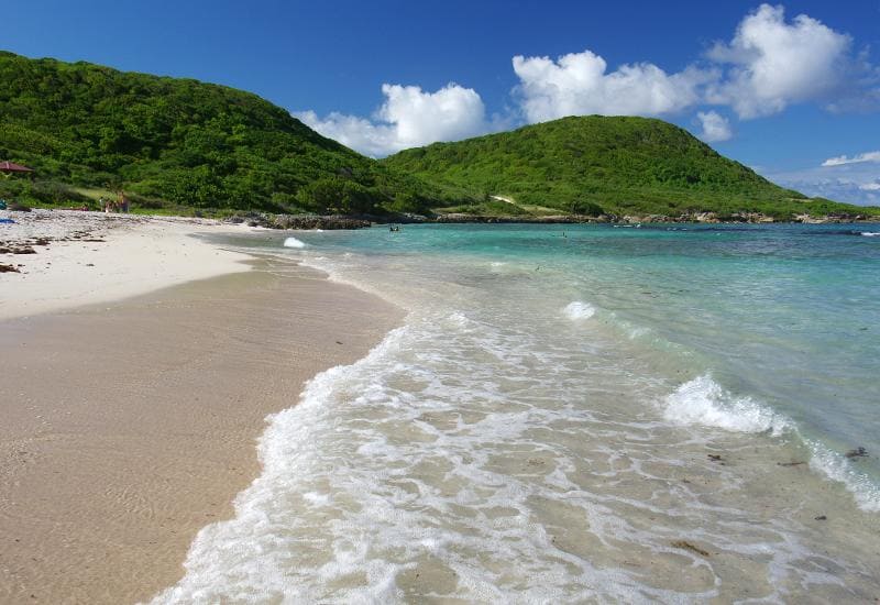 Anse à l’Eau – Saint-François : un lagon paradisiaque entre terre sauvage et histoire