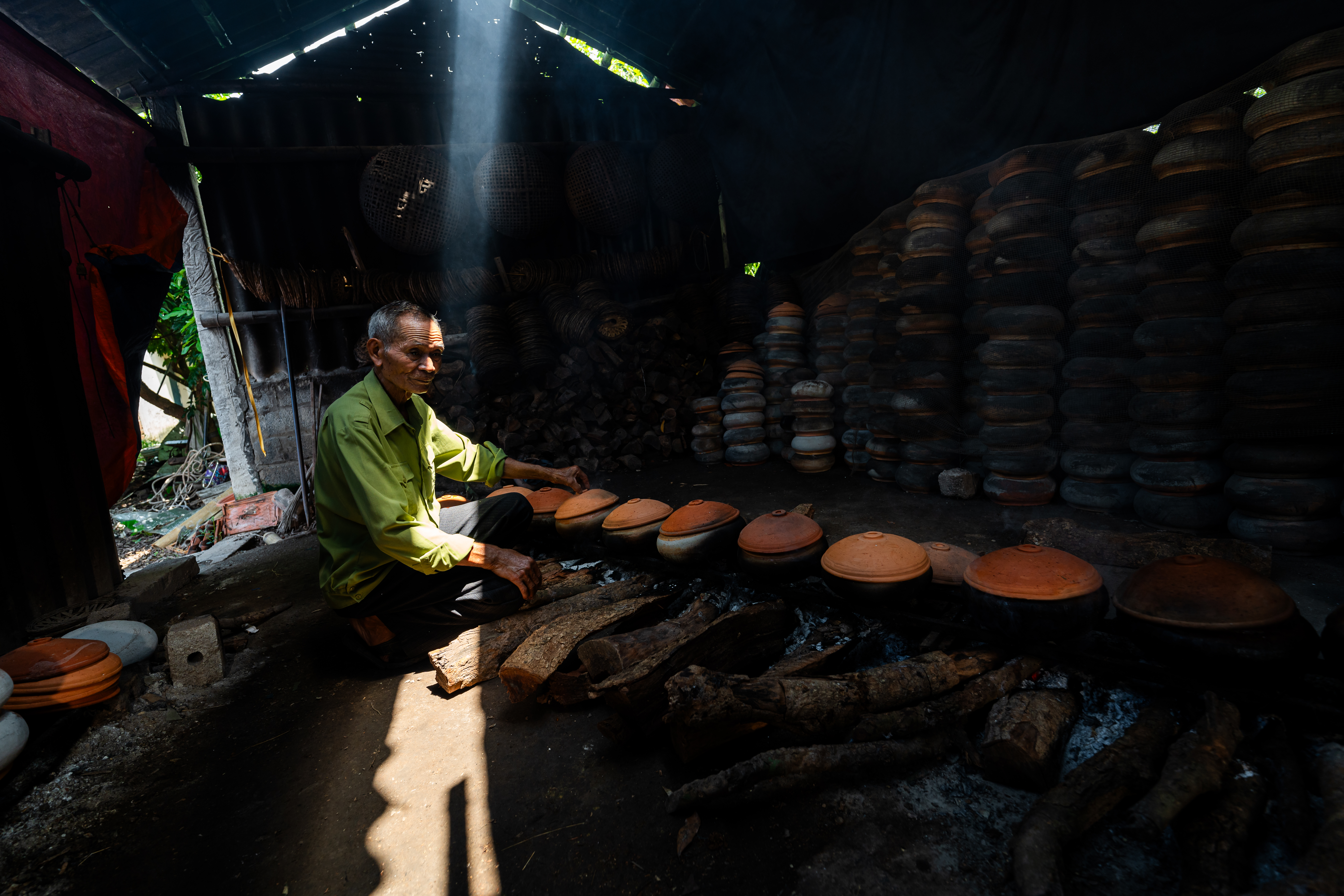 Old man cooking Vietnamese braised pork belly and braised fish in the kitchen, Hoa Hau commune, Ha Nam province, Vietnam near Vu Dai village Visite guidée d'une distillerie de rhum en Guadeloupe avec processus de distillation en activité