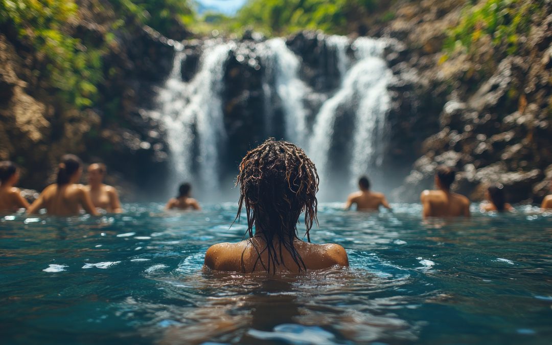 Personnes se baignant dans une piscine naturelle en Guadeloupe