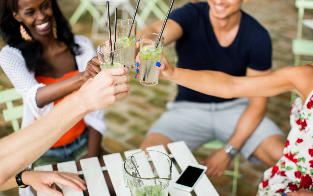 Groupe de personnes profitant d'un afterwork convivial en Guadeloupe