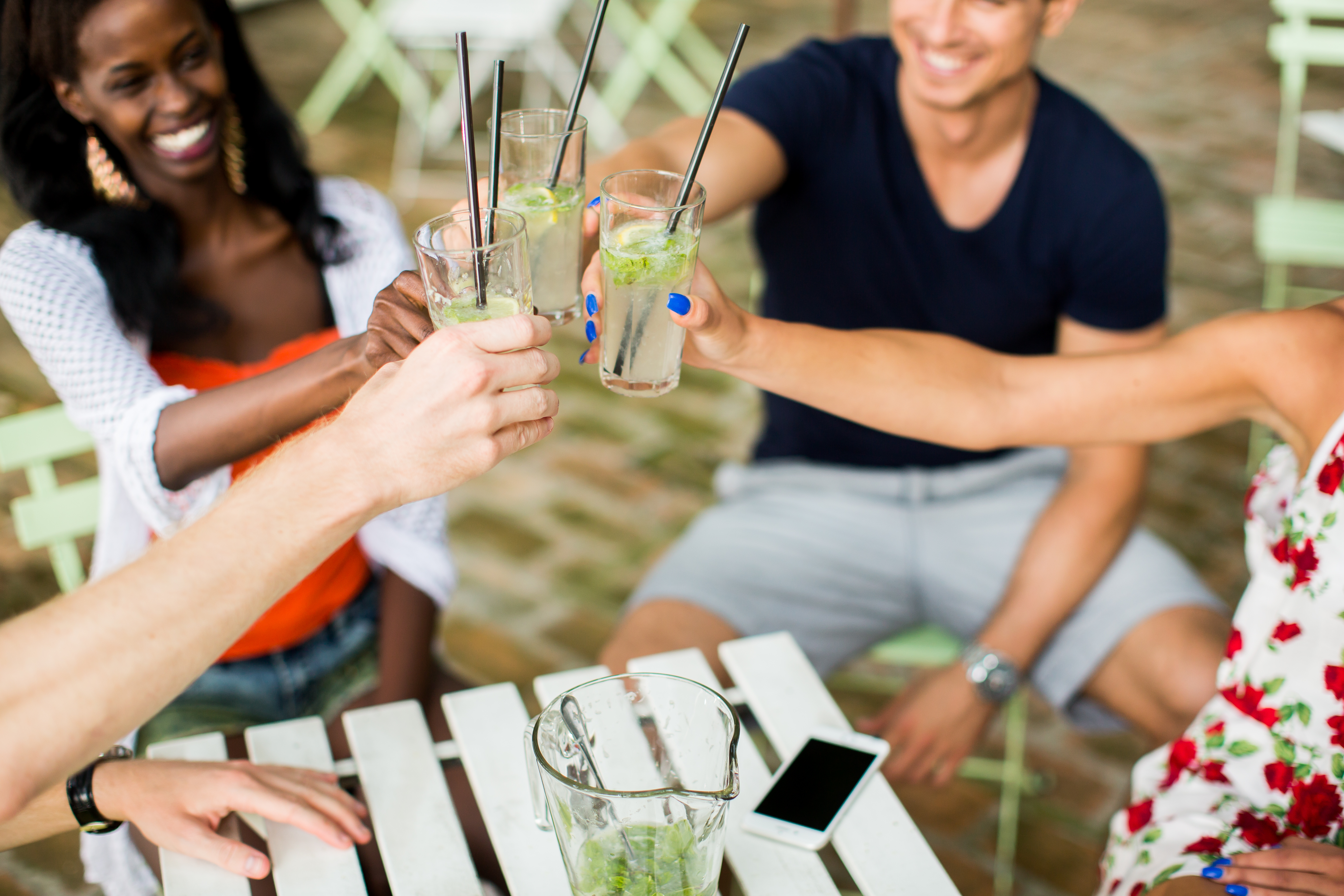 Groupe de personnes profitant d'un afterwork convivial en Guadeloupe