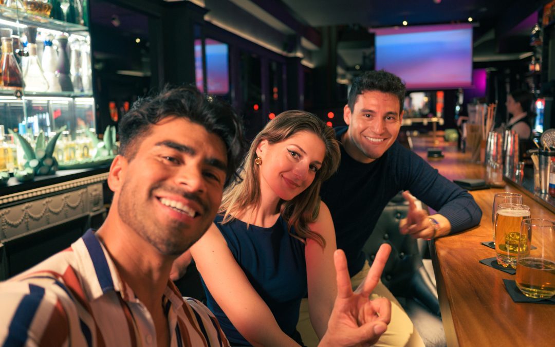 personnes profitant d'une soirée animée dans un bar en Guadeloupe