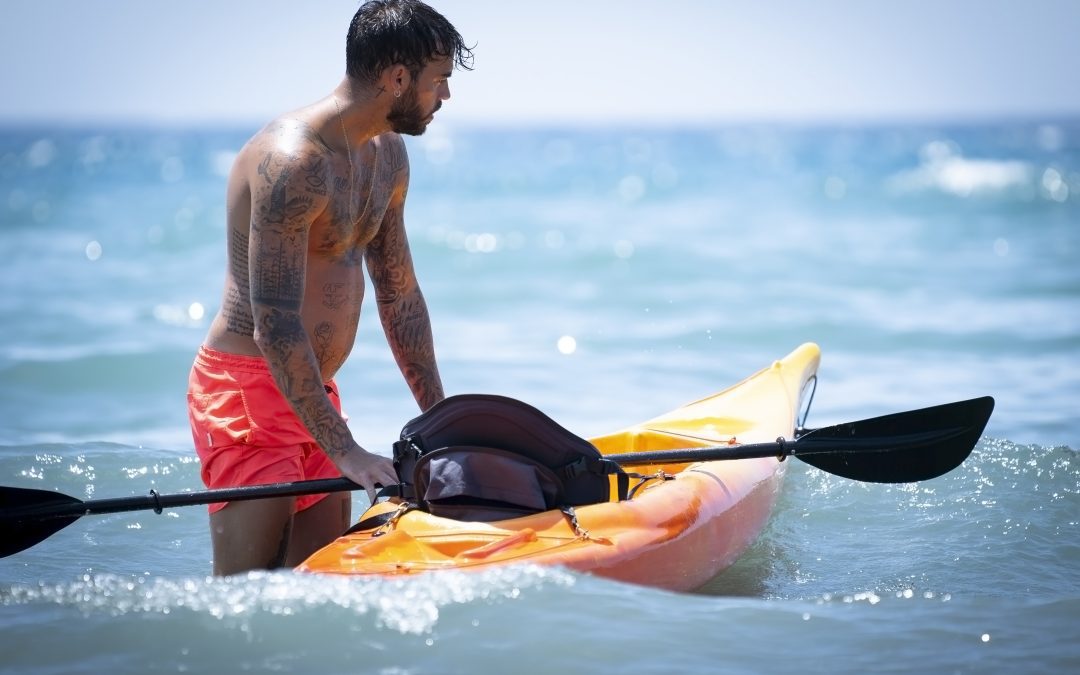 Personnes faisant du kayak sur une plage tropicale en Guadeloupe