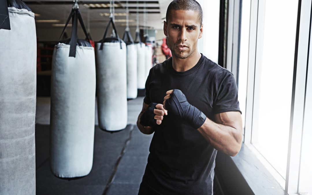 Entraînement de boxe MMA en salle de sport, scène réaliste, sportifs en action, Guadeloupe