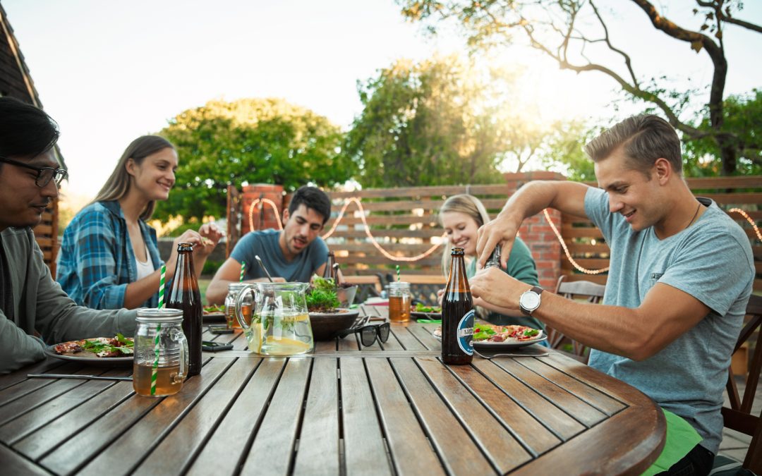 Personnes profitant d'un brunch en plein air en Guadeloupe, ambiance conviviale et chaleureuse