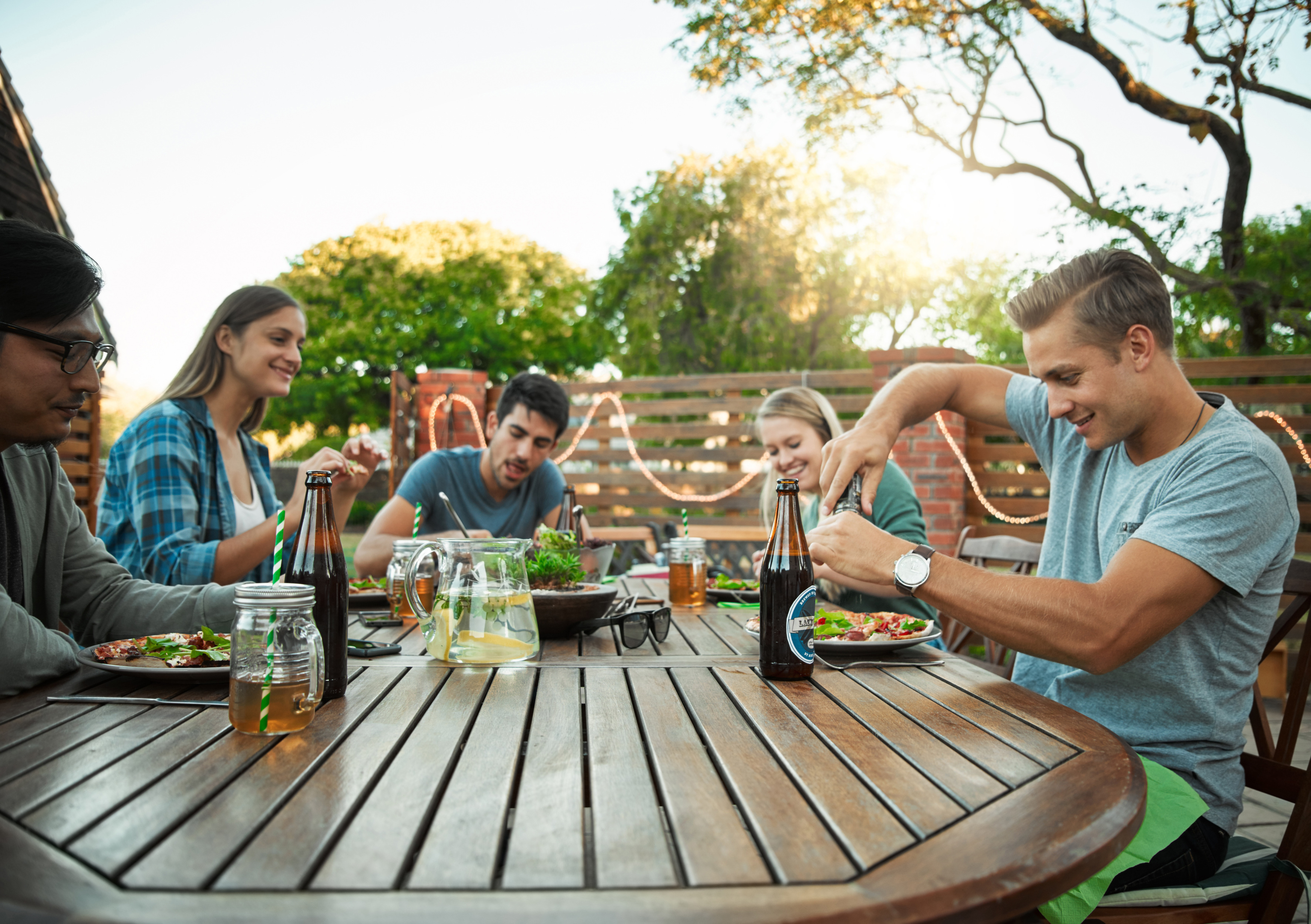 Personnes profitant d'un brunch en plein air en Guadeloupe, ambiance conviviale et chaleureuse