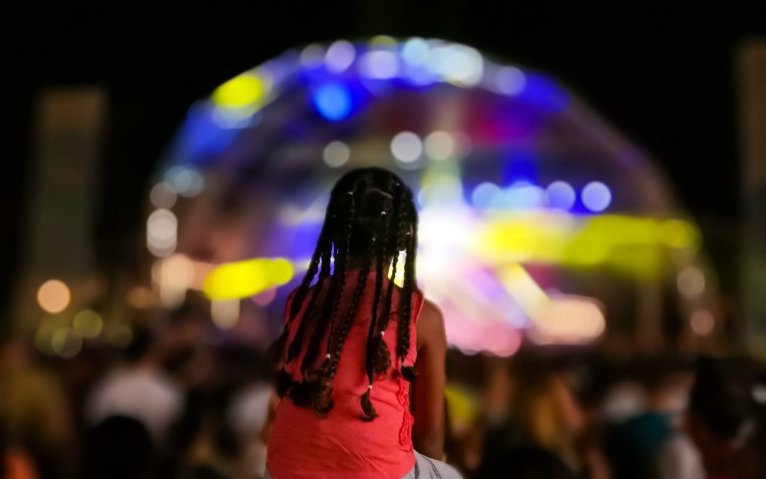 Public lors d’un concert reggae en Guadeloupe, ambiance nocturne et caribéenne