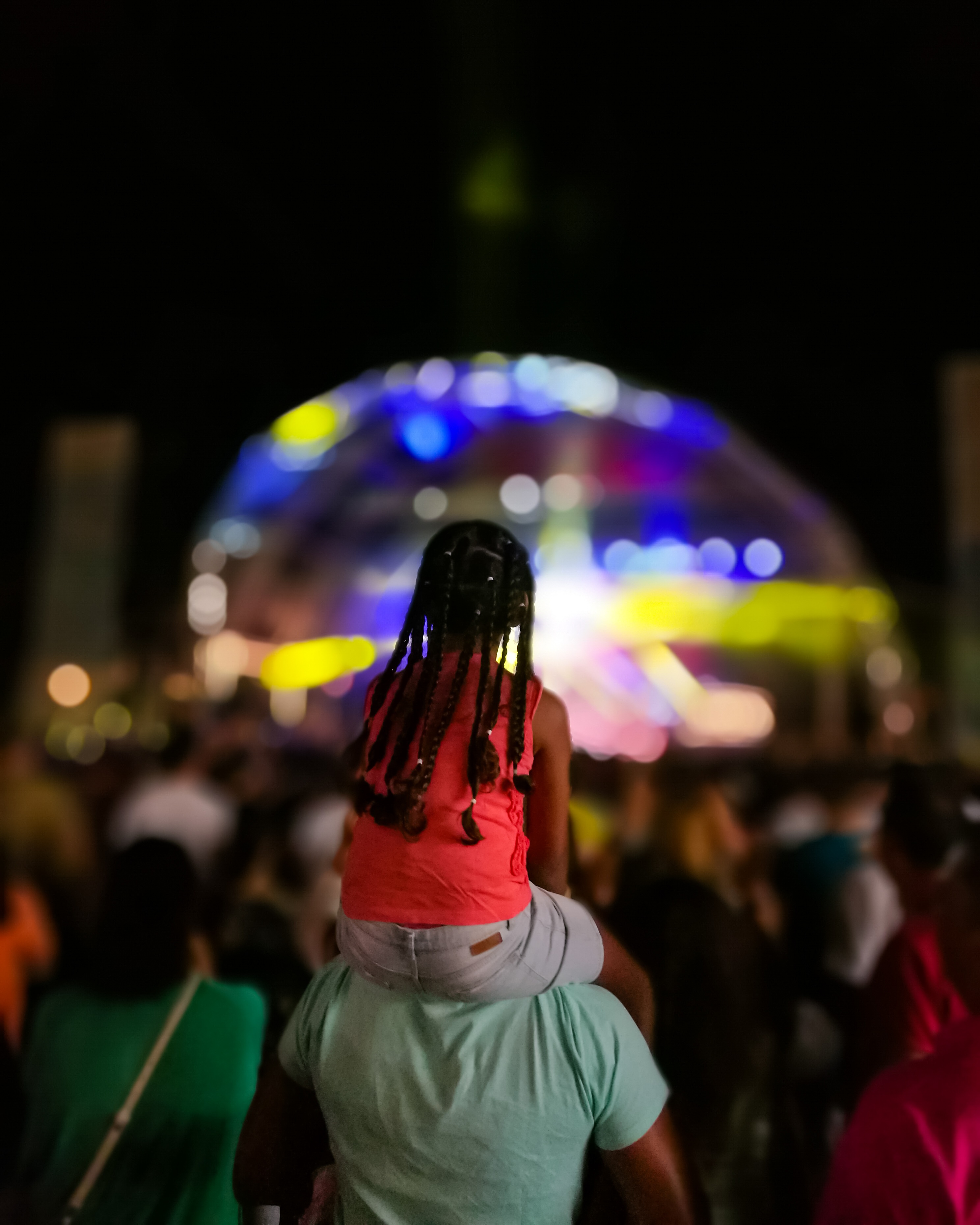 concerts-reggae-guadeloupe-100-gwada-crowd-ambiance Public lors d’un concert reggae en Guadeloupe, ambiance nocturne et caribéenne