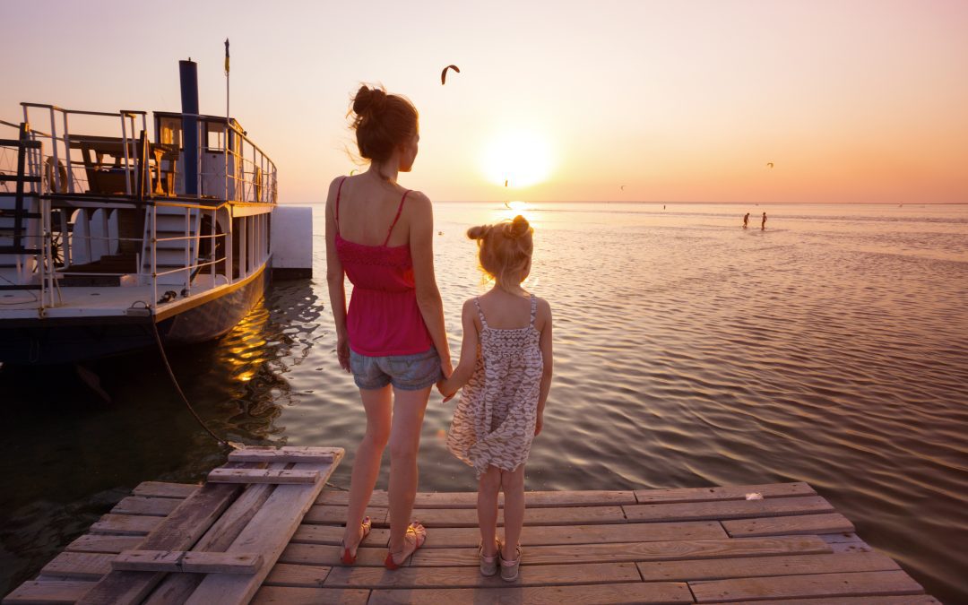 famille profitant d'une croisière au coucher du soleil en Guadeloupe sur un bateau