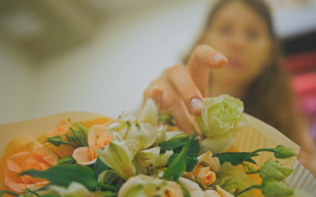 Fleuriste préparant un bouquet exotique pour livraison en Guadeloupe