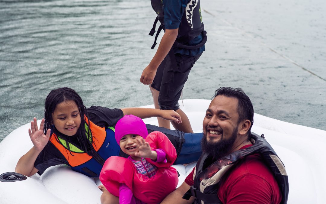 famille louant un bateau en Guadeloupe en action