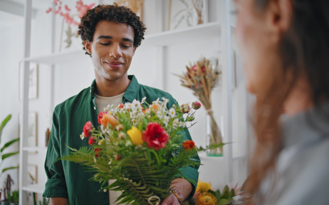 fleuriste en train de livrer des fleurs à domicile