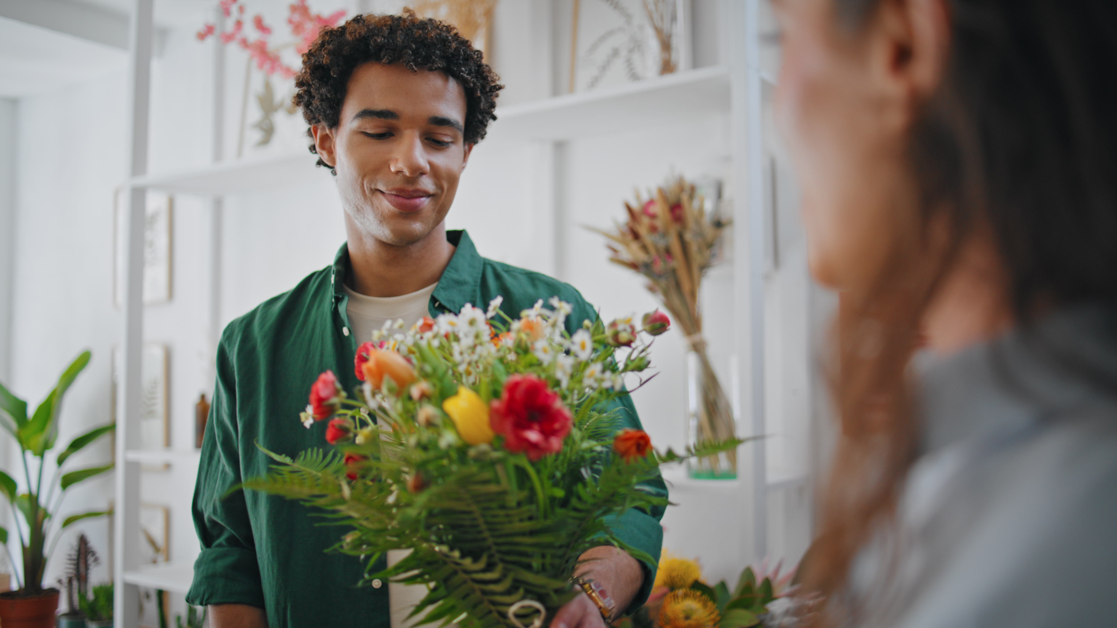 fleuriste en train de livrer des fleurs à domicile