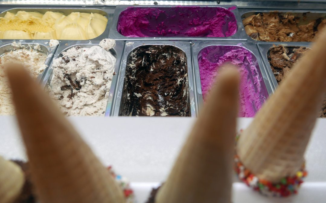 glacier artisanal en Guadeloupe servant des clients