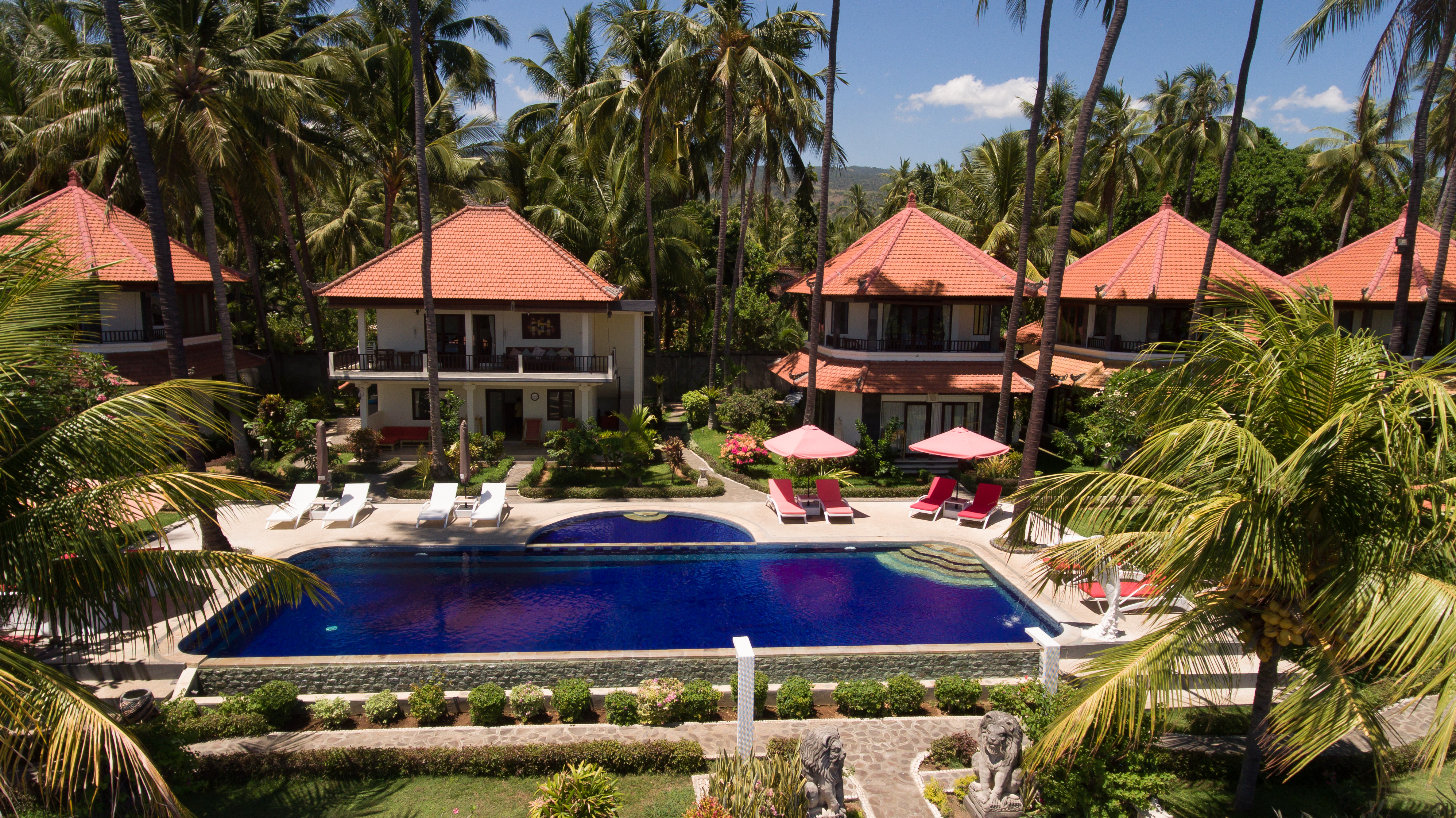 Hotel with pool on the sea coast, Bali. hôtel en bord de plage en Guadeloupe, ambiance réelle avec clients
