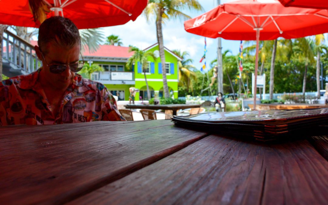 repas dans un restaurant en bord de plage en Guadeloupe ambiance conviviale