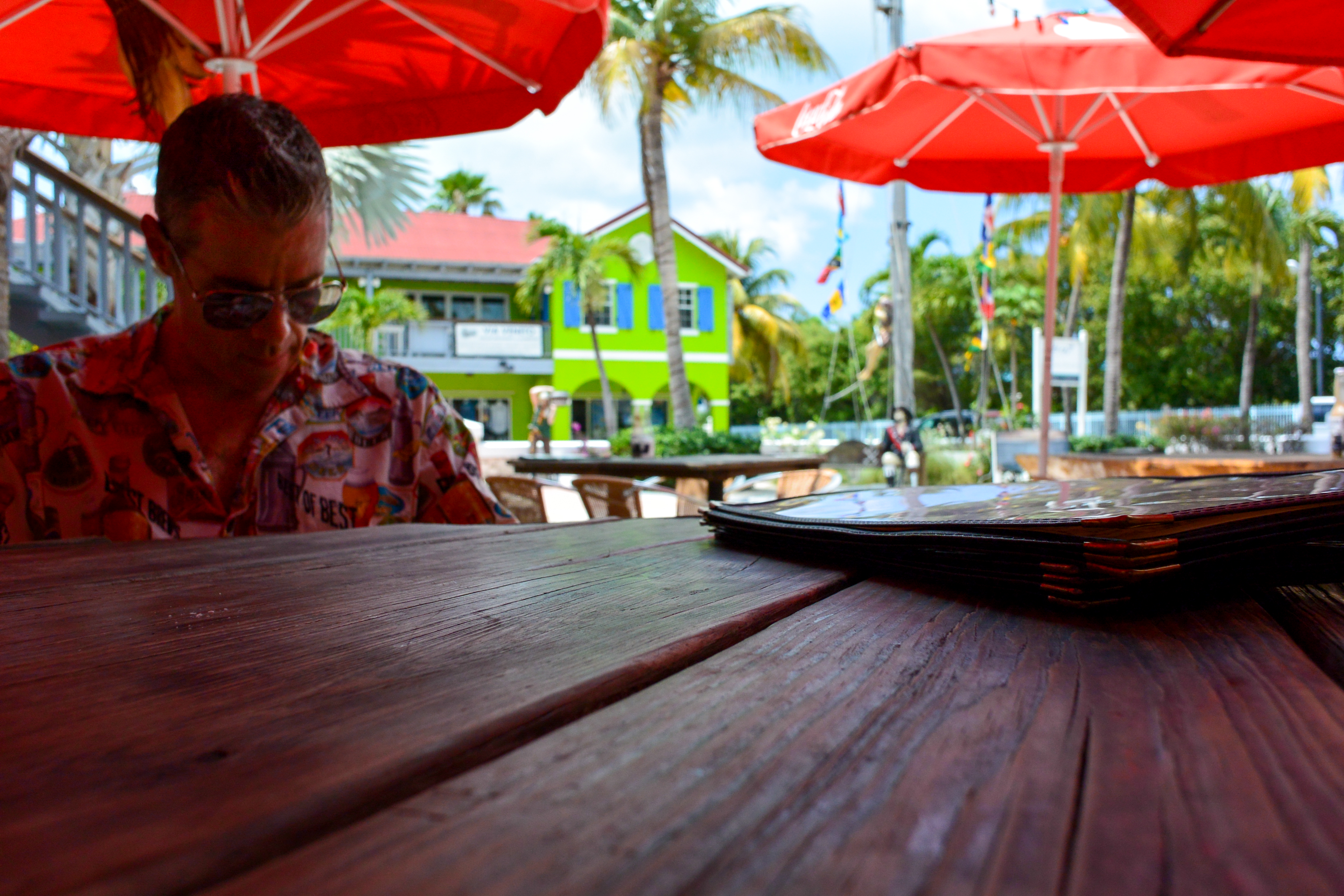 repas dans un restaurant en bord de plage en Guadeloupe ambiance conviviale