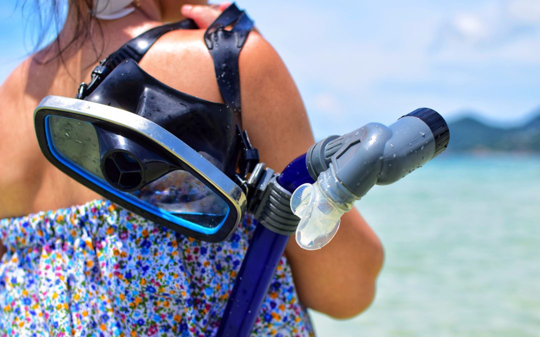 débutant en snorkeling accompagné par un guide dans la mer des Caraïbes
